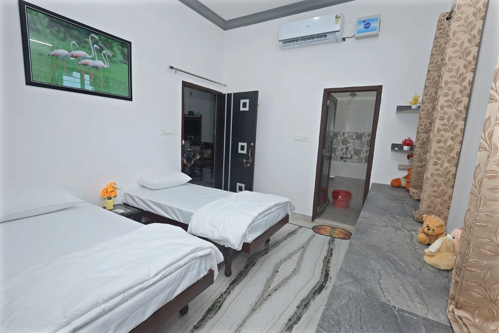 Twin bedroom with two single beds at Meeraavi Home Stay, Udaipur