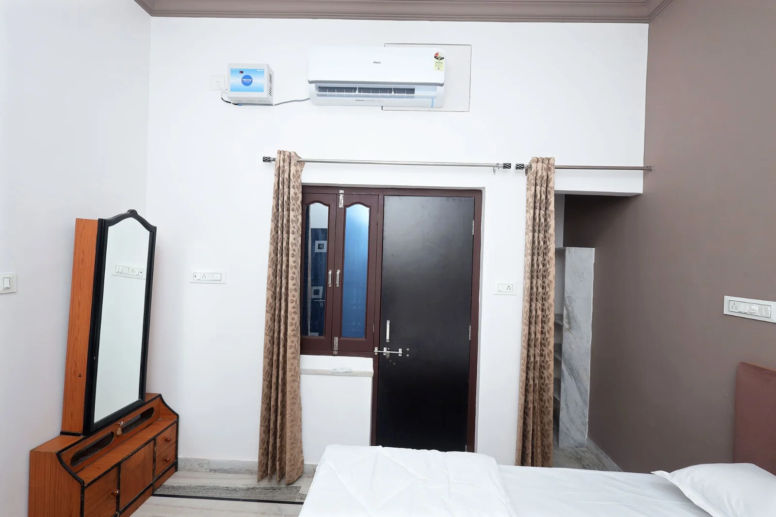 Dressing corner of the double bedroom at Meeraavi Home Stay, Udaipur