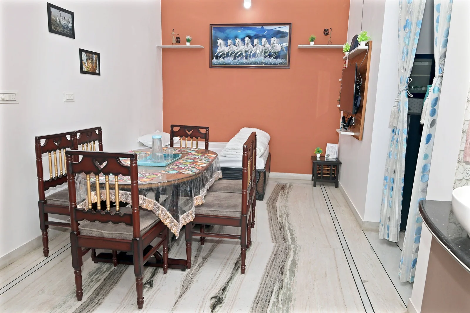Dining area at Meeraavi Home Stay, Udaipur