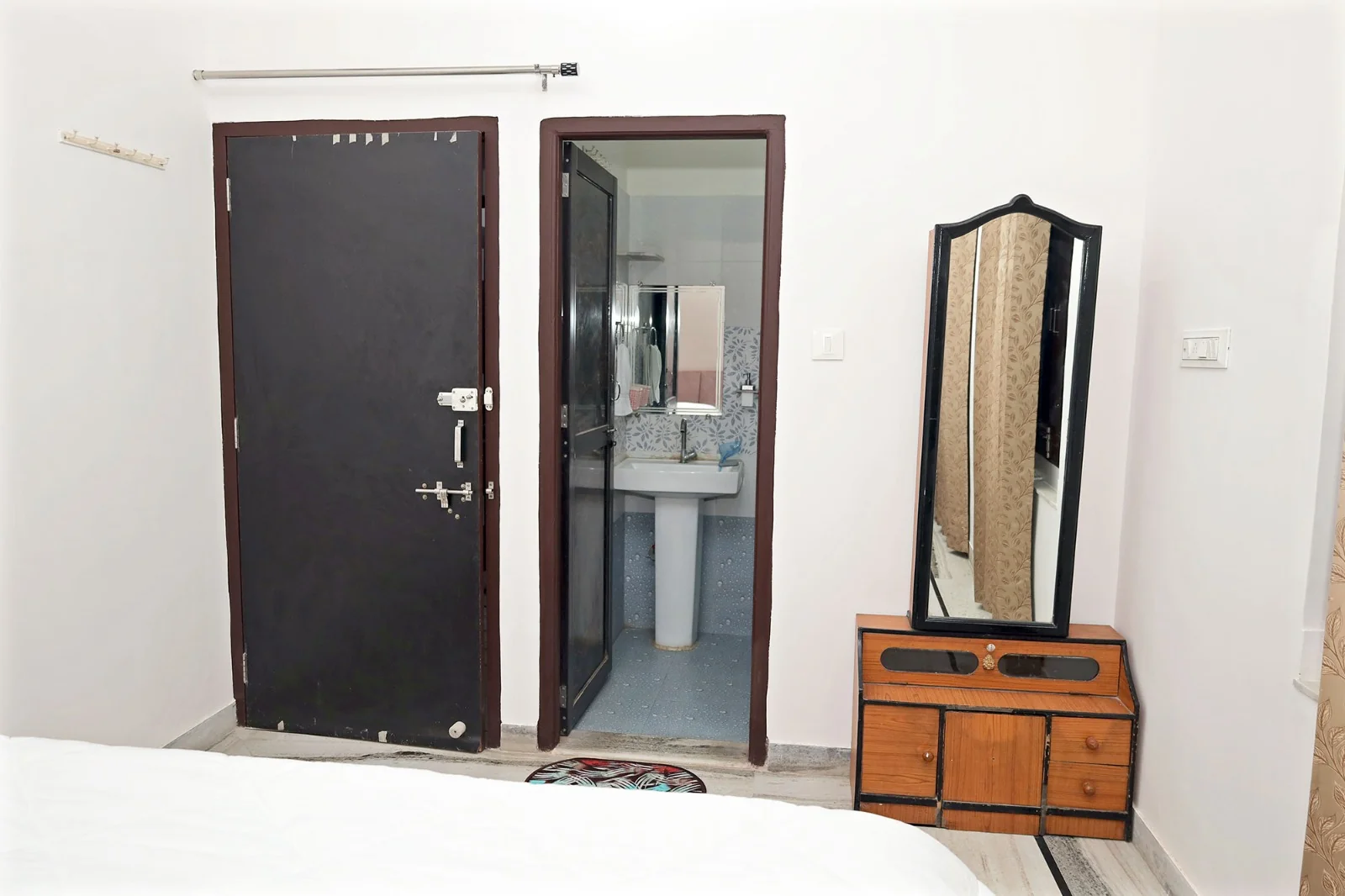 Second bedroom dressing passage with standing mirror at Meeraavi Home Stay, Udaipur