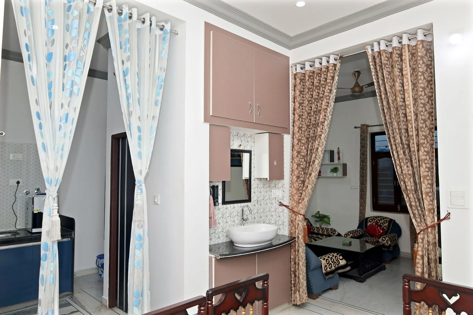 Hall with an additional single bed at Meeraavi Home Stay, Udaipur
