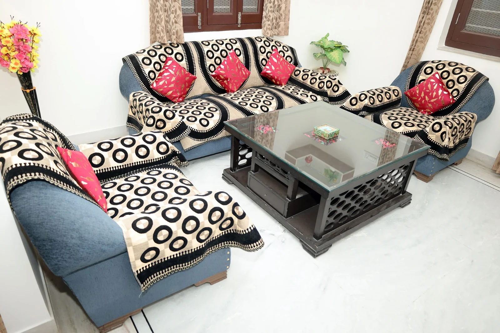 Cosy living room seating area at Meeraavi Home Stay, Udaipur