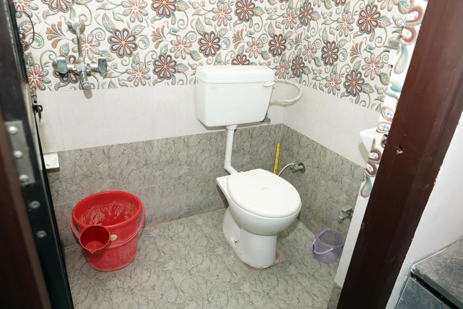 Clean attached washroom with Western toilet at Meeraavi Home Stay, Udaipur